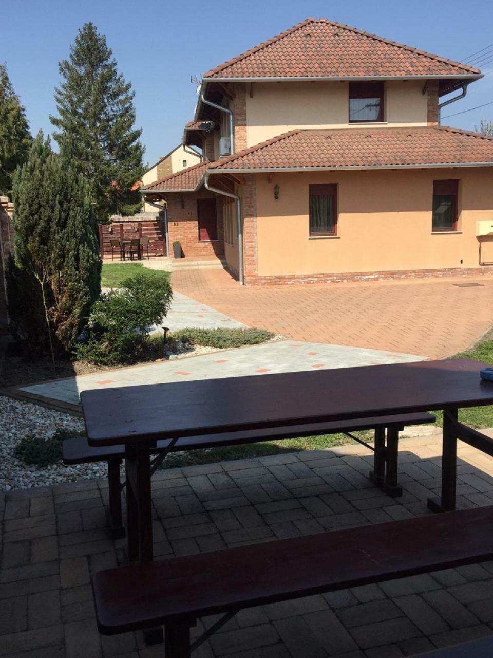 Cherry Apartmanház Sárvár Esterno foto