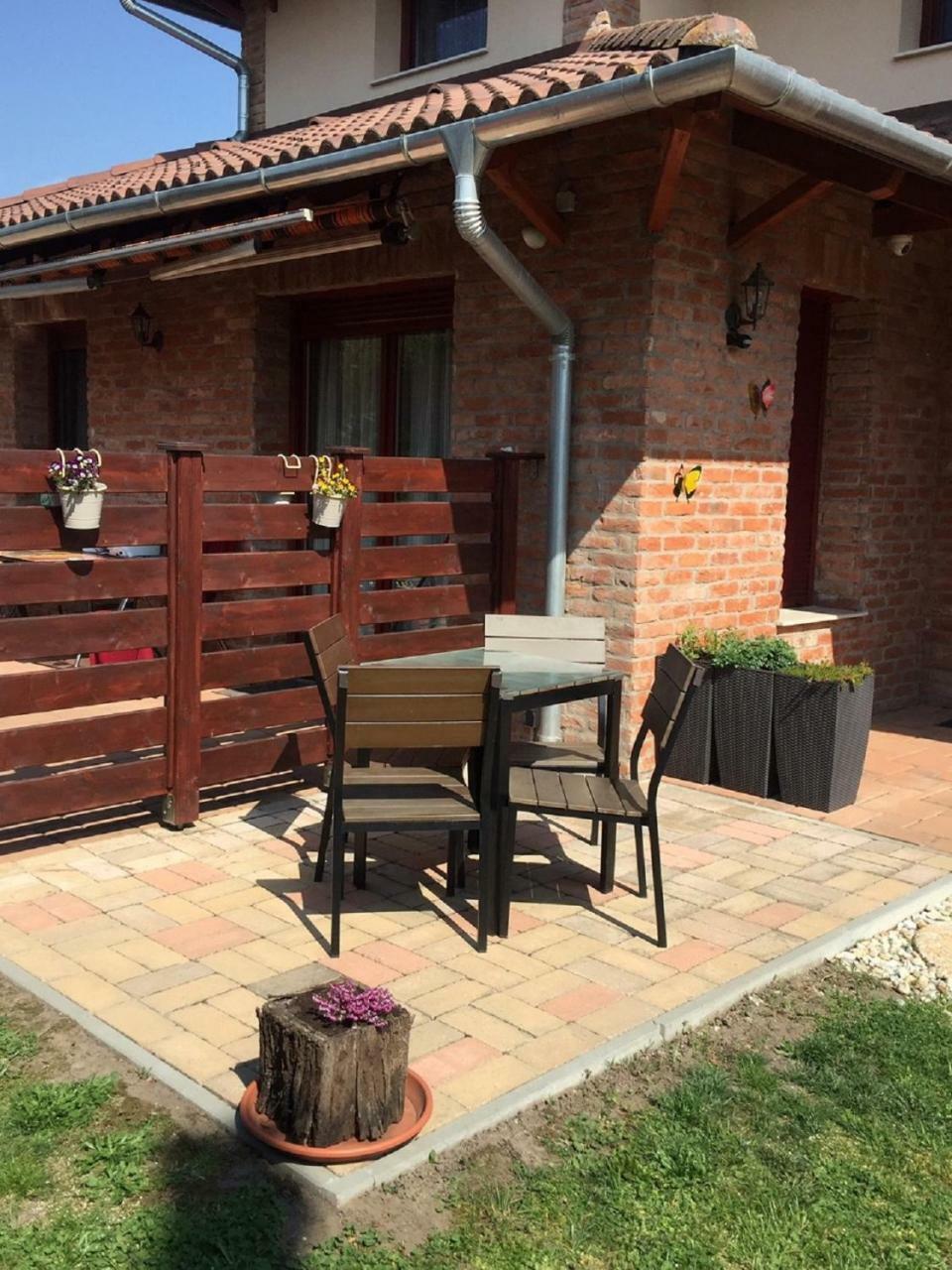 Cherry Apartmanház Sárvár Esterno foto